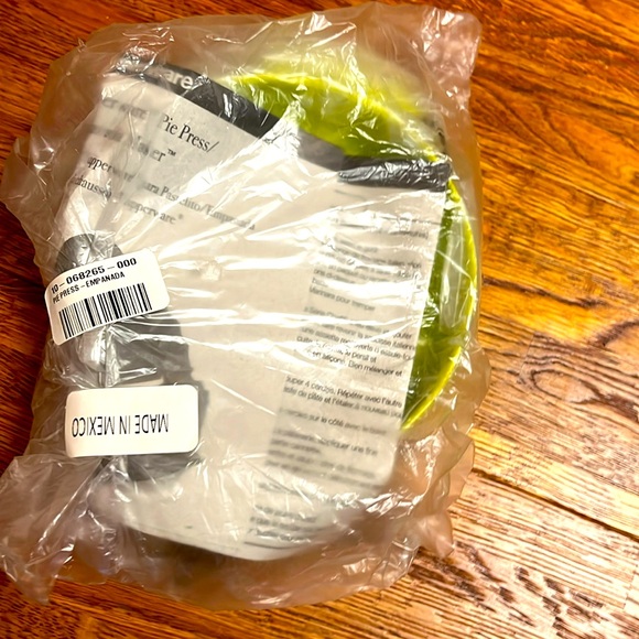 Tupperware Pie Press - Picture 2 of 2